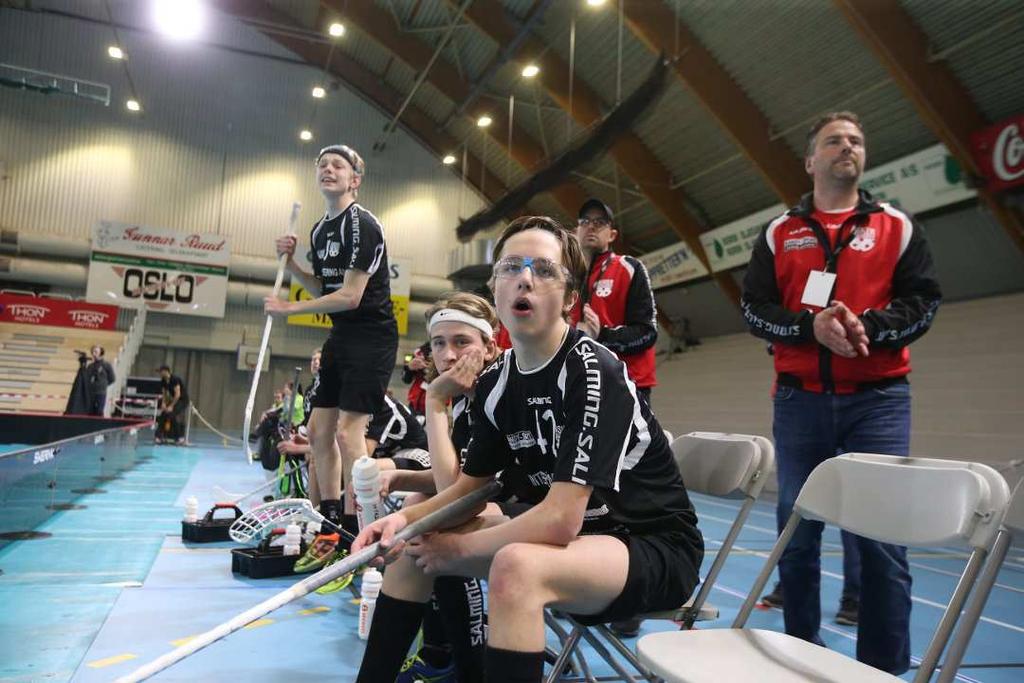 Page 4 of 8 I denne økte Greåker til 7-3 relativt tidlig, men Asker reduserte to ganger - først på en slags volley gjennom Magnus Gulliksen, og så da Lindset Korslund skapte fornyet håp med sin andre