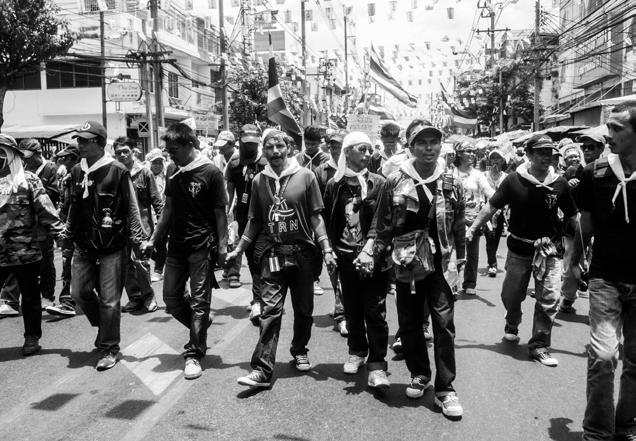 PDRC marsjerer i Bangkok 26.04.2014. Tidliger statsleder Thaksin Thaksin er en omstridt toppolitiker i Thailand, men har lenge hatt støtte i store deler av befolkningen, spesielt den fattige delen.