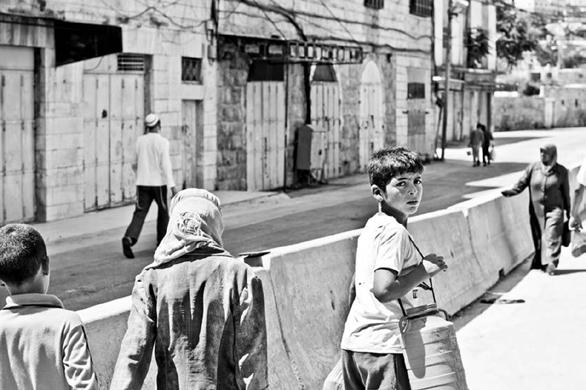 Studietur til Palestina Isralere og Palestinere avskilt. Foto Johnny Leo Johansen Hebron. Medlemsorganisasjoner i Fellesutvalget for Palestina og andre interesserte!