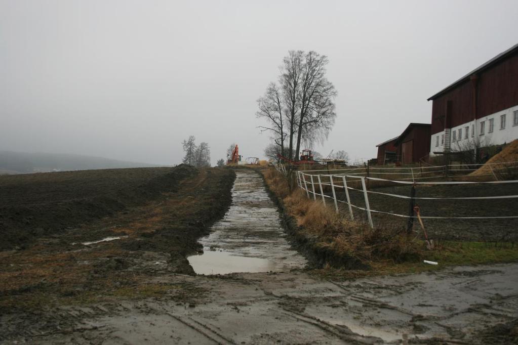gravd en sjakt sør for låven, og deretter en sjakt langsmed gårdsvei fra tunet på Kjølstad gbnr 111/4 og vest-sørvest over jordet.