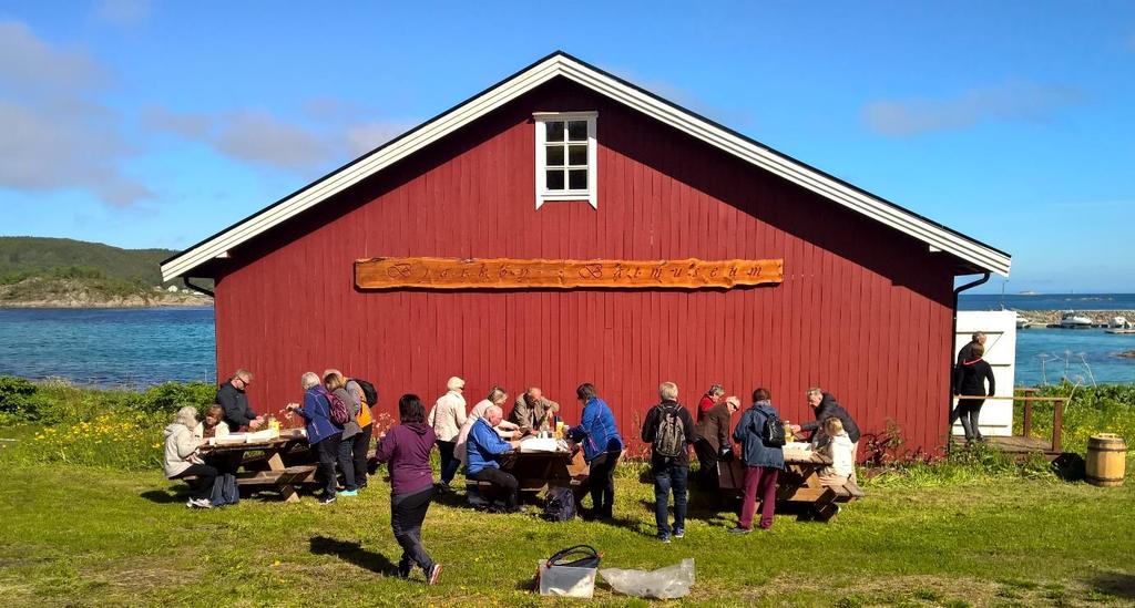 Historisk vårtur på Bjarkøy og Sandsøy 42 personer ble med Harstad historielag på historisk vandring i øyriket. Vi fikk et flott vær med oss og ble godt mottatt både på Bjarkøy og Sandsøy.