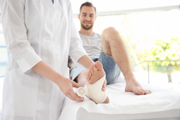 Sårstell Hold såret tørt i 2 uker. Du skal dekke foten når du dusjer, og du kan kjøpe «dusjepose» fra apoteket ved behov. Dersom såret blir vått, må bandasjen skiftes fortest mulig og sterilt.