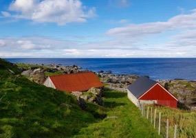 6. OVERSIKT OVER KULTURMINNER I FLAKSTAD Vi begynner på nordspissen av Flakstadøya: MYRLAND Automatisk fredet På Myrland finner vi flere automatisk fredete kulturminner, blant annet gravrøyser og