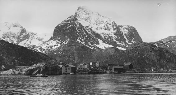 Nusfjord 1910. Fotografert av den kjente landskapsfotografen Anders Beer Wilse. Automatisk fredet Hustufter og andre fornminner flere steder i området (se kart).