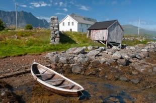 Strømsnes. Andopsnes i bakgrunnen. Andopsnes, ofte kalt bare «Ness», fotografert i 2010. SUND Sund er, sammen med Nusfjord, et av de eldste, opprinnelige fiskeværene i Flakstad.