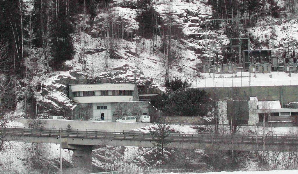 Tilløpstunnelen er ca. 3,4 km med tverrsnitt på ca. 54 m 2. Omtrent midtveis på tunnelen er det et tverrslag, der tunnelmassene er lagt ut på tipp.