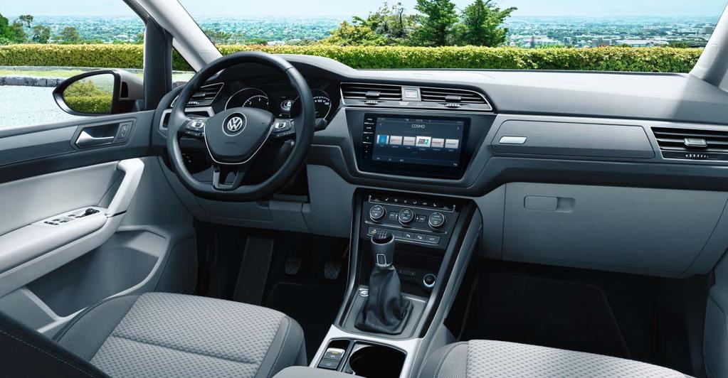 Businessline La Volkswagen Touran bli din nye komfortsone. Utstyrsversjonen Businessline har alt du kan ønske deg. Parkeringssensorene foran og bak gjør det lettere å parkere.