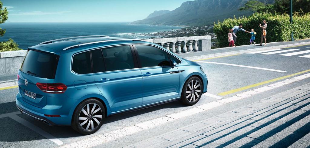 Den fleksible familiebilen Volkswagen Touran er en bil som gjør inntrykk på mange måter. Klassens største panoramatak (ekstrautstyr) sørger for mye lys og god sikt.