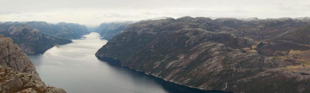 Side 61 Figur 19 Fotovisualisering av traseen fra Preikestolen (Kilde: Konsekvensutredning mai 2013) Fotovisualiseringen viser ledningen sett fra Preikestolen, som på det nærmeste ligger nesten fire