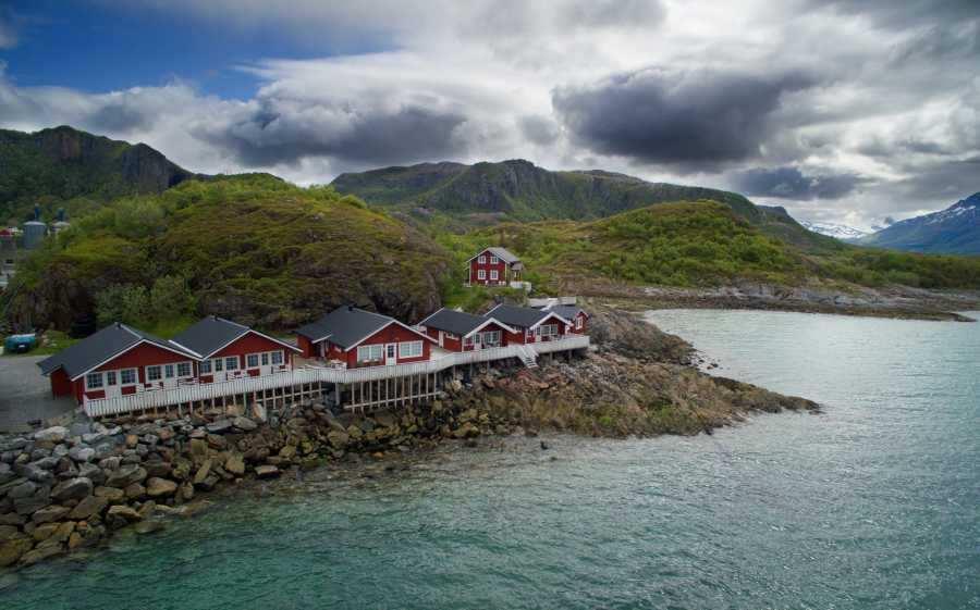 Rorbuidyll m/restaurant på Helgelandskysten Veletablerte Oscarbrygga restaurant på Tonnes selges sammen med båtutleie og overnatting. Fantastisk beliggenhet, stabil drift og godt utviklingspotensial!