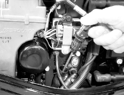 BETJENING 2. Kople fr tennpluggkblene for å unngå t motoren strter ved et uhell. 3. Fjern dekslet over svinghjulet eller strtpprtet, og drei motorens svinghjul mot klokk.