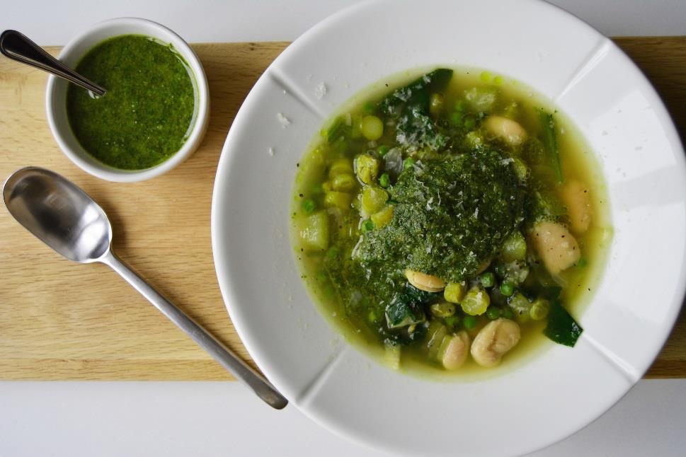 Uke 7: Grønn minestronesuppe Til 20 porsjoner 4 l grønnsakbuljong (utblandet) 8 stk grønnsakbuljong (terning) 16 stk potet 400 g brekkbønner eller andre grønne bønner 4 stk purre 300 g grønn squash