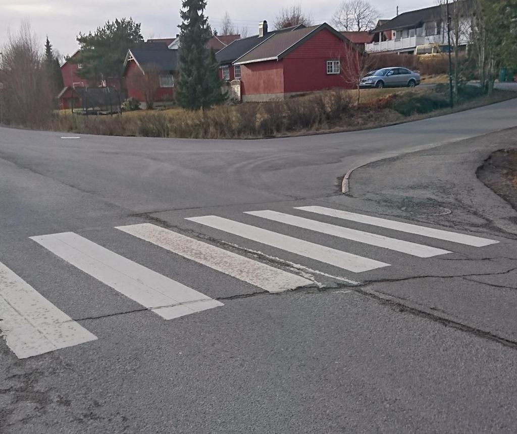 Figur 11: Gangfelt over Gamleveien ved Løkenåsveien, sett mot vest, fotografert mars 2017 Gangfeltet er cirka 7 meter