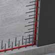De må være påført på forhånd på egnede overflater under nye betongfundamenter og generelt påføres utvendig på nye vegger.