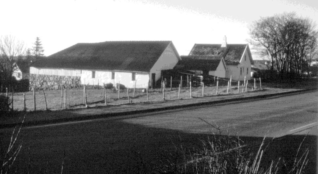 3 RESULTAT Dette Austrått-bruket i Høyland var et av få intakte gårdstun i de bynære områdene. Løa var "klassisk" tradisjonell, med grindkonstruksjon og hevdaløe i gråstein.