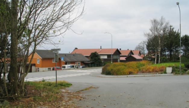 Eiendommen er i dag helt bebygd med bolighus, noen tuntrær markerer fortsatt stedet. (1102-019-001, 002) Nybygd "boligtun" i tradisjonell gårdstunstil også på Austrått.