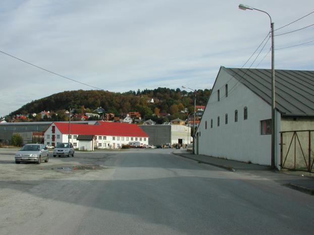 5 UTVIKLING OG TENDENSER "Østervågs Potteri", senere "Rønnebergs Preserving" (1102-017-110), var en av de siste større industribygningene i Sandnes, knyttet til den gamle basisindustrien.