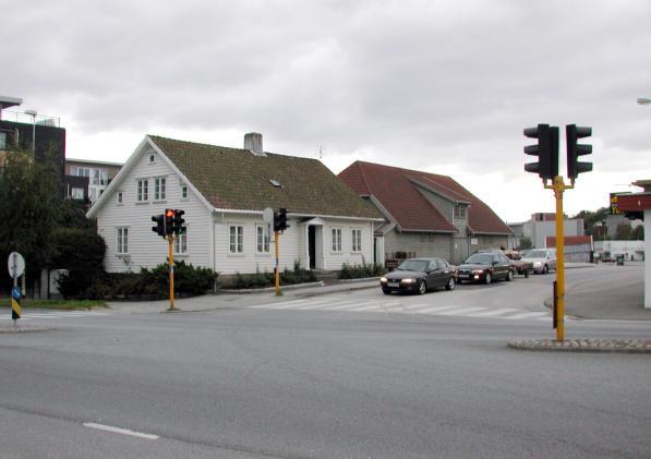 (1102-001-011) Da løa til dette Nygårdsbruket i Jærveien brant ned i 1996, ble det bygd et erstatningshus med samme plassering og form.