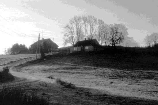 (1102-014-010) Dette småbruket på Asheim har lenge ligget i grenseområdet mot byggefeltene på Sandved, men var ved registreringen, og ennå ved undersøkelsen i 2002, omgitt av åpen jordvei.