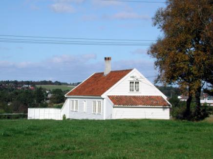På en av gårdene står et av Sandnes mest intakte empirehus.