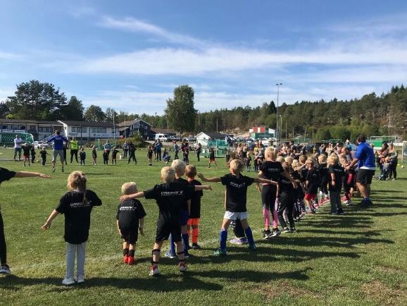 Dette var en vellykket dag med felles oppvarming, mange ivrige barn og voksne som boltret seg på gresset i Trondalen.