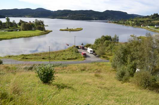 bolighus, og i øst et utmarksområde.