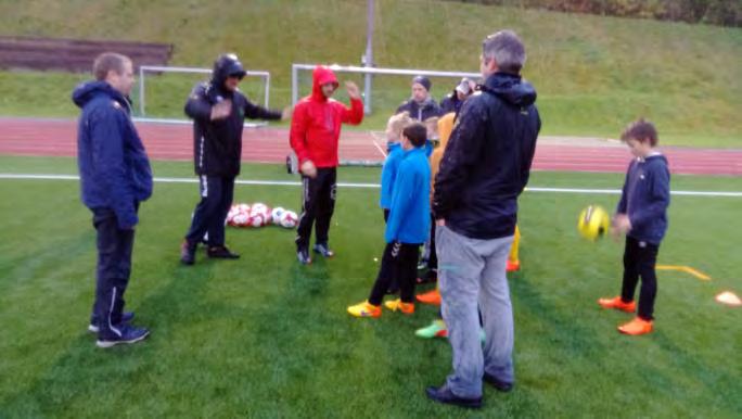 Stryn fotball har i samarbeid med NFF Sogn og Fjordane sett i gong trenarkurs som er eksklusivt for damer. Trenarkurs i Naustdal hausten 2018. NFF Trenarrettleiarkurs.