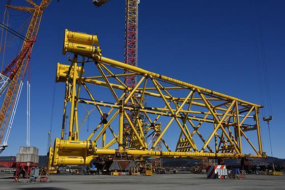 Length: 61 m Width: 34 m Hight: 28 m (incl crane) Weight: