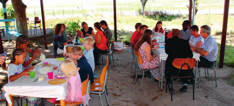 Hovedoppgaven for Trine og Kåre Holta er å undervise de norske misjonærbarna. Her spiser de norske familiene julegrøt på ferieplassen.