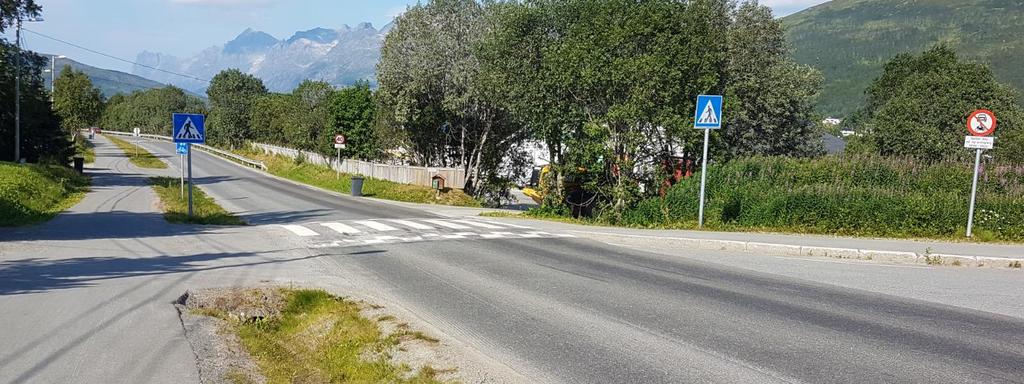 2.3.15 Kryssingspunkt 1-4 Punktet er et opphøyd gangfelt som forbinder G/S-vegen på sydsiden med fortauet på vestsiden av Fjordvegen. Fartsgrensen på stedet er 40 km/t.