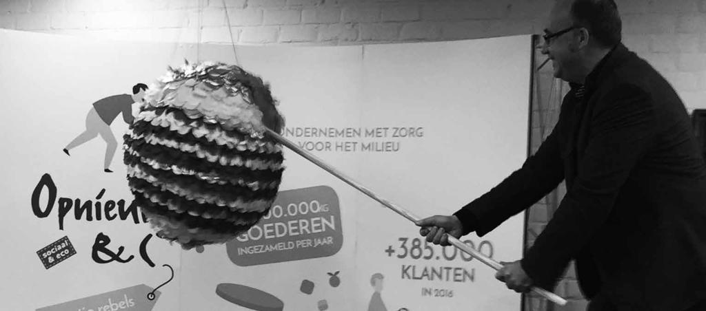 Burgemeester Bart Seldeslachts opent het nieuwe winkeldeel op een originele manier door een piñata stuk te slaan. Opnieuw & Co is de voorbije 24 jaar enorm gegroeid.